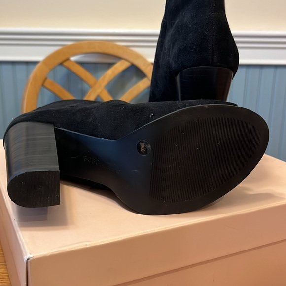 BCBG generation black suede, peekaboo side zipper, slight platform toe size 8.5 - Picture 4 of 4